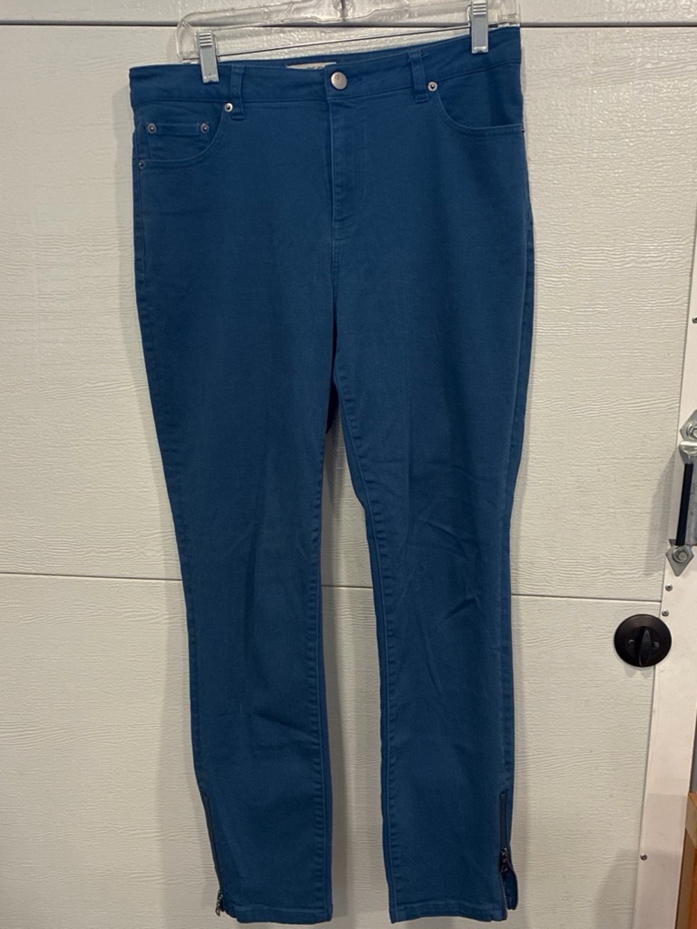 Skinny jeans zipper bottom